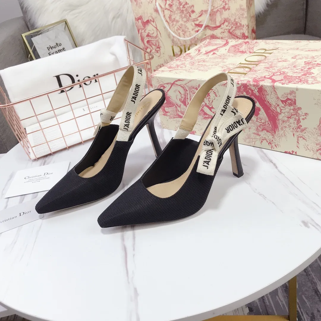 👟👟Ex-factory price 480👟👟 Women's Shoes Women's Clothing Women's Shoes Women's Clothes Women's Shoes Factory Dior's popular sandals are now available🔥 🔥 The same style as the most popular internet celebrities and celebrities of the year💁 💁. The fabric is imported; calf patent leather (special material), the lining and feet are made of calf leather lining🐑. Original molded heel, heel height 10Cm 6.5cm💘 flat bottom 1.5cm, original molded metal outsole with five-pointed star LOGO mark👟👟. Original bow, 💅 Italian leather outsole. 👄💋 Full set of packaging (clamshell box, cloth bag, card, invoice, one-to-one wrapping paper) 34 40 41 customized